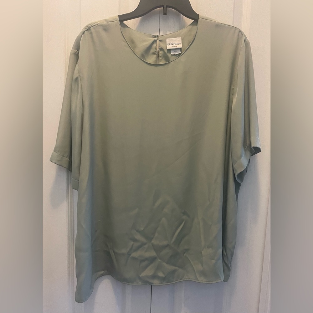 Modern Essentials top Size 22w
